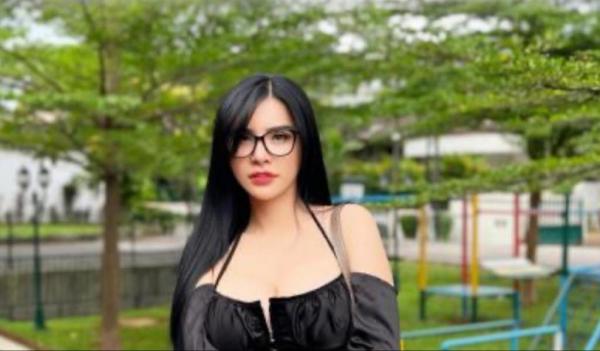 Potret Seksi Terbaru Maria Vania Pakai Baju Sabrina Belahan Dada, Netizen: Mana Tahan