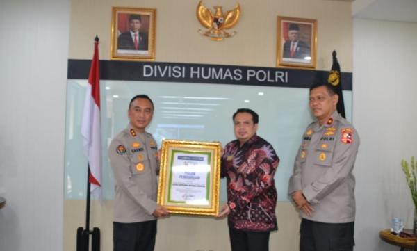 Kapolri Jenderal Listyo Sigit Prabowo Terima Penghargaan dari Polisi Selebriti
