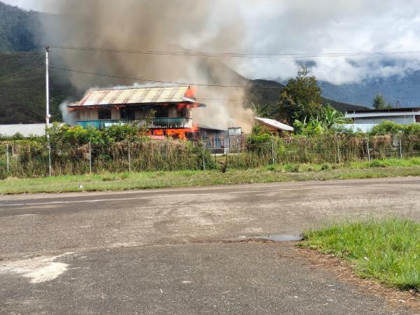 Amuk Massa Pecah di Dogiyai Papua Tengah 3 Polisi Dipanah, Polda Papua Kerahkan 1 Pleton Brimob
