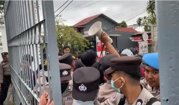 Ratusan Mahasiswa dan LSM Memprotes Proses PPDB SMA dan SMK di Sukabumi