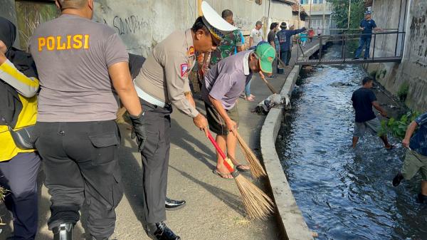 Peduli Lingkungan, Polres Tasikmalaya Kota bersama TNI dan Warga Gotong Royong Bersihkan Sampah