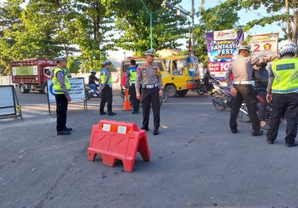 Polisi Tutup Jalan Yos Sudarso, Dampak Terbakarnya Kantor ATR BPN Brebes