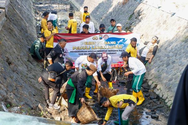 Jaga Kebersihan, Polres Jombang Nyemplung Sungai