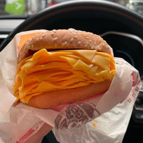 Viral! Burger King Keluarkan Menu Real Cheeseburger, 20 Lapis Keju Tanpa Daging