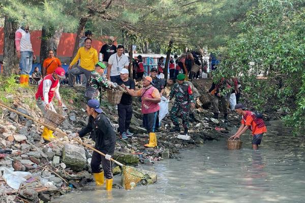 Kejari Tanjung Perak Surabaya Bersama KOMPAK Bersih-bersih Pantai Kenjeran