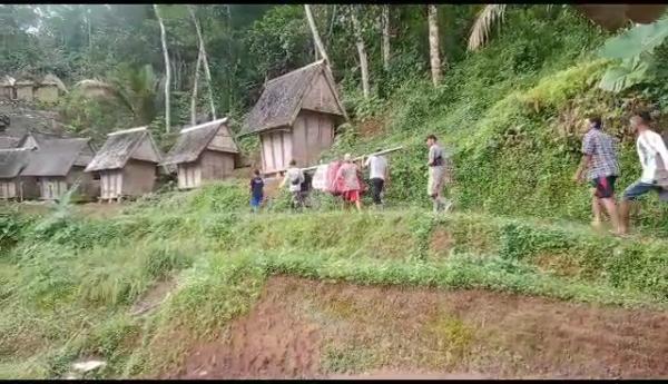 Lagi dan Lagi! Warga Sakit di Lebak Ditandu Pakai Sarung Menuju RS Akibat Jalan Rusak