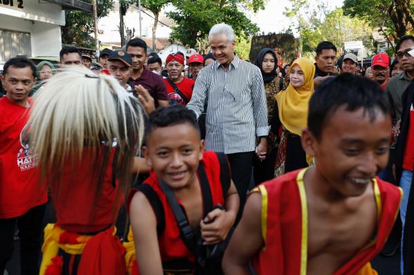 Meriah! Ribuan Warga hingga Kesenian Reog Sambut Kehadiran Ganjar Pranowo di Ngawi