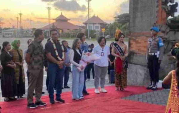 Enam Penari Sambut Kedatangan Kapolda Bali, Disaksikan Wakapolda dan Kapolres Kawasan Bandara