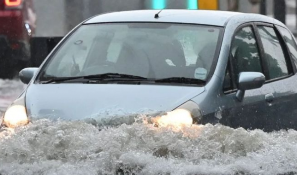 8 Tips Aman Kendarai Mobil Saat Banjir, Jangan Asal Ngebut 