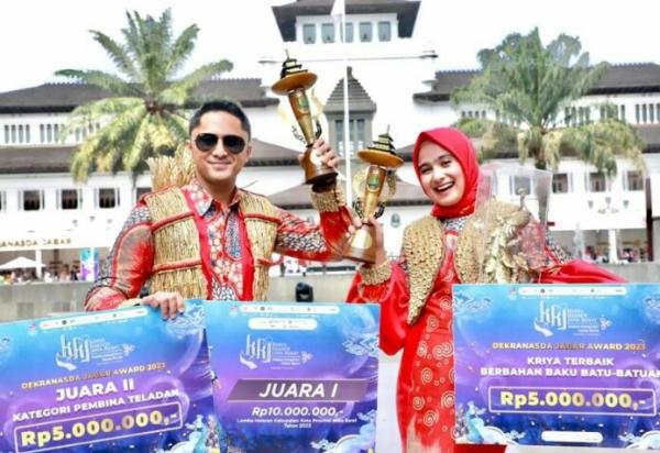 Pemda KBB Dan Ketua Dekranasda KBB Raih Tiga Penghargaan Di PKJB 2023