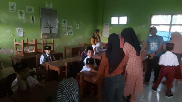 Hari Pertama Masuk Sekolah di Tasikmalaya, Siswa Baru dan Orang Tua Berebut Bangku Terdepan