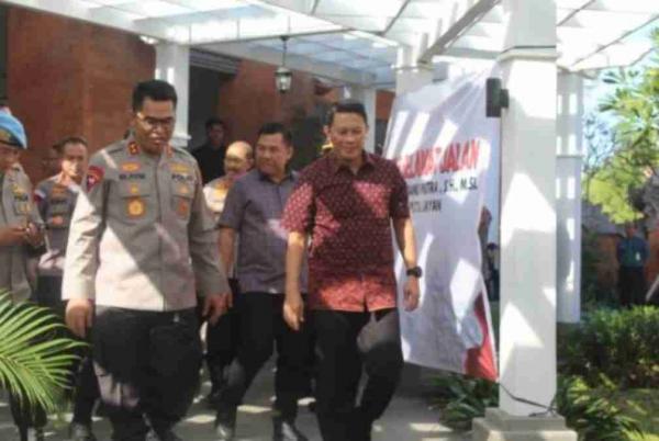 Sejumlah Pejabat Antar Keberangkatan Mantan Kapolda Bali Irjen Pol Putu Jayan Danu Putra ke Jakarta