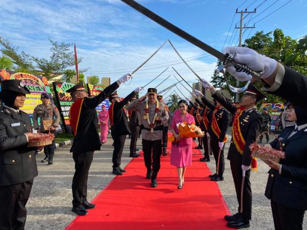 Tradisi Pengalungan Bunga, Tarian Adat dan Pedang Pora Warnai Penyambutan Kapolda Sulbar