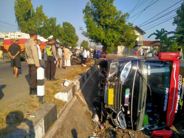 Bus Pariwisata Terguling Masuk Saluran Irigasi Setelah Cium Angkudes di Purbalingga