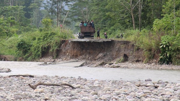 Forum KiSSNed Soroti Pemenang Tender Proyek Perbaikan Jalan Bermasalah di Papua Barat