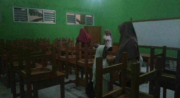 Tradisi Hari Pertama Sekolah di SDN Bojongleles Lebak, Orangtua Siswa Berebut Bangku Sejak Subuh