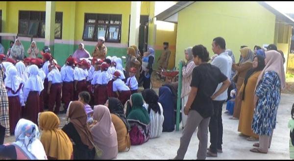 Ratusan Wali Murid di Aceh Dampingi Anak di Hari Pertama Masuk Sekolah