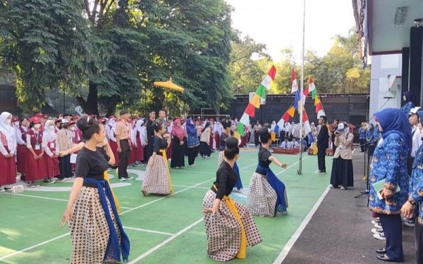 MPLS, Siswa Baru SMPN 14 Kota Bandung Disambut Musik Gamelan dan Tarian Daerah