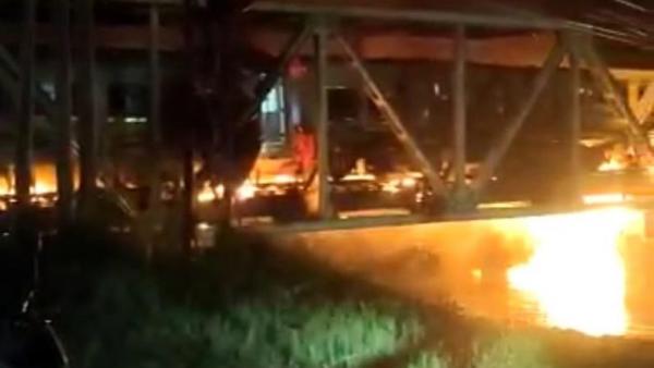 Detik-detik Kecelakaan Maut, KA Brantas Tabrak Truk hingga Terbakar di Jembatan Madukoro Semarang