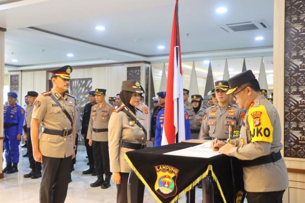 Sertijab Dirsamapta dan Kabid Humas Polda Lampung, Kapolda: Laksanakan Tugas dengan Baik