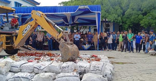 Bea Cukai Dumai Bersama dengan TNI, Polri, Kejaksaaan dan Aparat Lainnya Lakukan Pemusnahan BMN