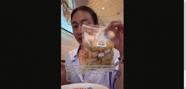Viral Jovi Adhiguna Makan Bakso Campur Kerupuk Babi di Restoran Halal