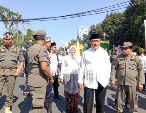 Rangkaian HUT Kota Cirebon ke 654, Ribuan Orang Ikuti Kirab Ziarah Agung