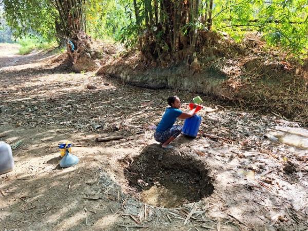 Kesulitan Air Bersih, Warga Karanganyar Geyer Bikin Sumur Dadakan di Aliran Sungai
