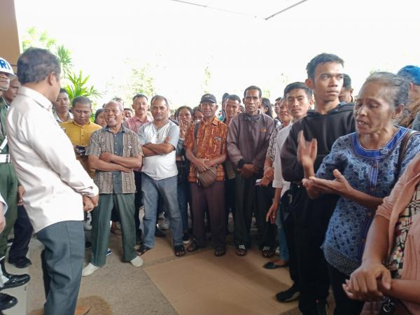 Minta Kompensasi UKT, Mahasiswa dan Orang Tua Seruduk Gedung Rektor Undana Kupang