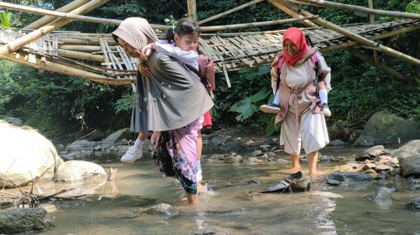 Tak Punya Jembatan, Warga di Desa Girimulya Cianjur Antar Anak Sekolah Turun Sungai