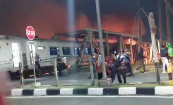 Kecelakaan KA Brantas Tabrak Truk di Semarang hingga Terbakar, Sejumlah Korban Diangkut Ambulans