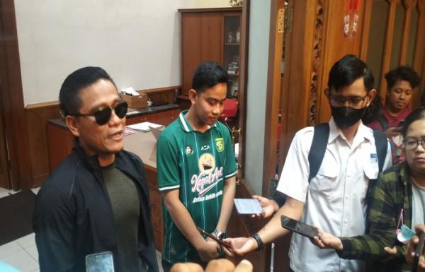 Sambut Kedatangan Gus Miftah, Gibran Santai Pakai Jersey Persebaya Surabaya