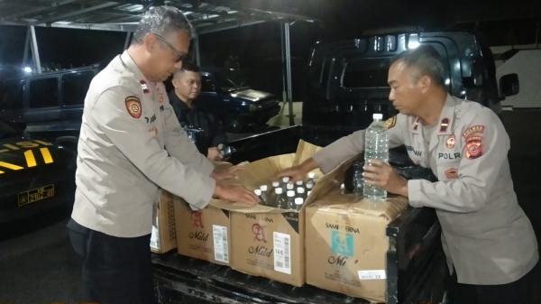 Bongkar Peredaran Miras di TPU Cinehel Tasikmalaya, Polisi Amankan Ratusan Botol Miras