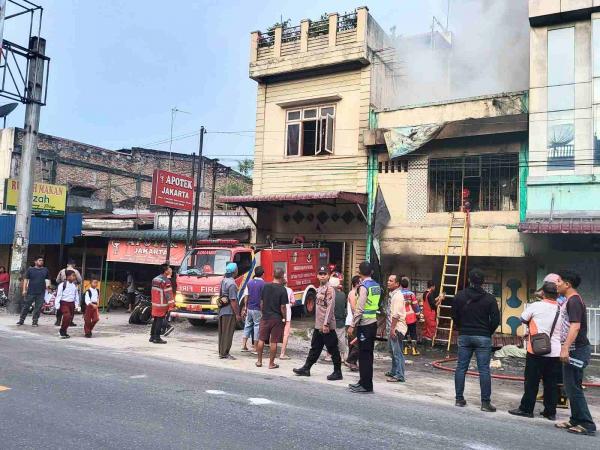 Si Jago Merah Hanguskan Toko Sepeda di Indrapura Batu Bara