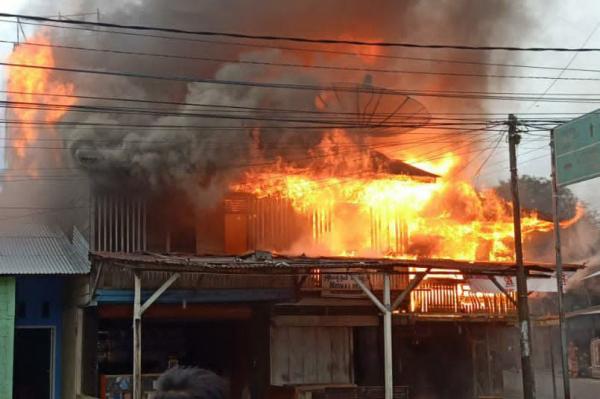 Diduga Kebocoran Tabung Elpiji, Api Menghanguskan 8 Ruko  di Abdya
