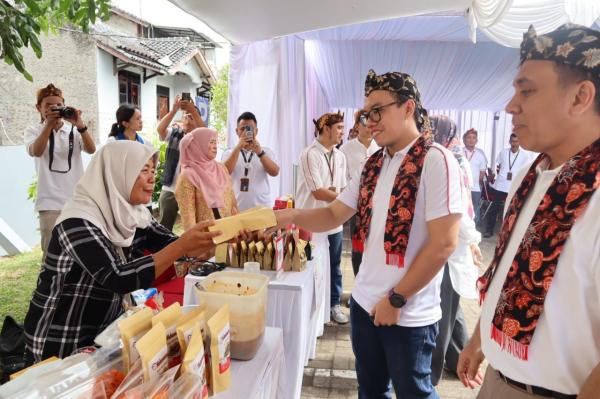 Telkom Jawa Barat Beri Bantuan Pendidikan dan Sarana Umum bagi Warga Sukabumi