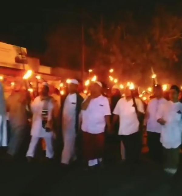 Menyambut 1 Muharram Ratusan Santri Dayah Istiqamatuddin Nahdatul Huda Melakukan Pawai Obor
