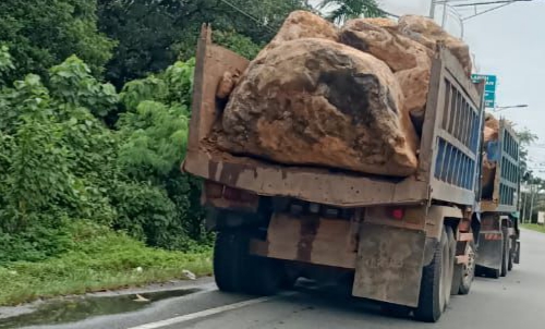 Warga Meulaboh Keluhkan Mobil Angkutan Batu Gajah di Jalan Lintas Provinsi