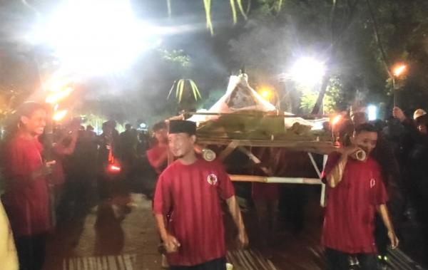 Peringati Malam 1 Suro, PKL Alun - alun Berbek Arak Gunungan Tumpeng