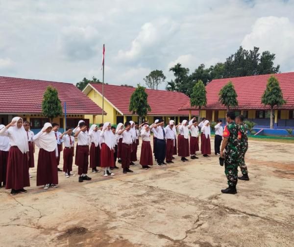 TNI Beri Materi Kepada Siswa Baru SMP N 5 Banjit dalam Kegiatan Masa Pengenalan Lingkungan Sekolah