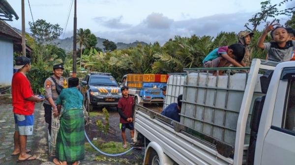 Polres Lumajang Salurkan Bantuan Air Bersih untuk Warga Terdampak Banjir Lahar Dingin Gunung Semeru