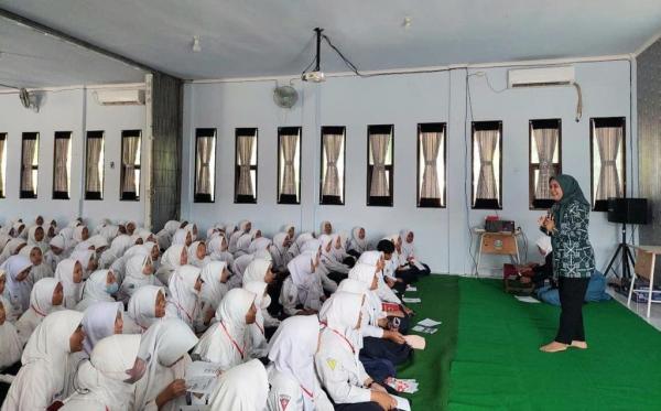 BNN Nganjuk Jelaskan Bahaya Narkoba kepada Siswa Baru Peserta MPLS