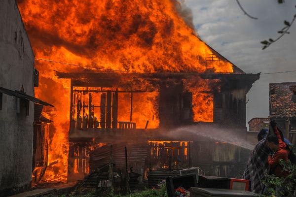 Potret Kebakaran Hebat Hanguskan Puluhan Rumah dan Bedeng di 36 Ilir Palembang