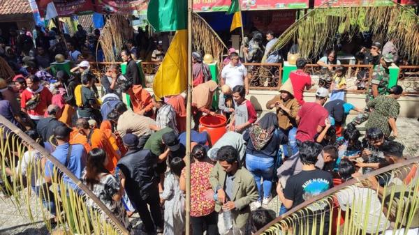 Ratusan Warga Berebut Air Ritual Larap Selambu Pangeran Samudra di Gunung Kemukus Sragen