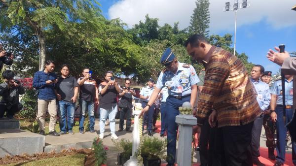 TNI AU Lanud Wiriadinata Serahkan Monumen Pesawat Latih SIAI-Marchetti SF.260 ke Pemkot Tasikmalaya
