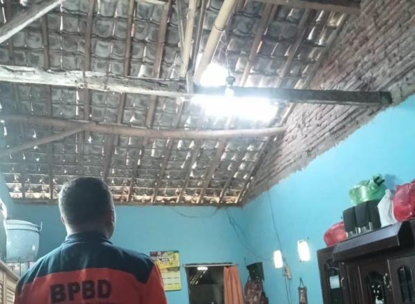 Diterpa Angin Kencang, Atap Rumah Janda Banyuanyar di Probolinggo Rusak