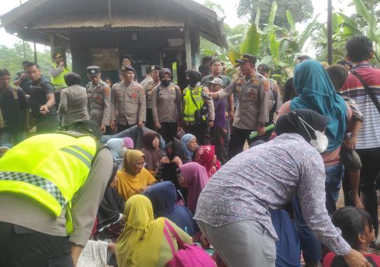 2 Pekan Blokir Jalan PT, Warga Diusir Polisi 