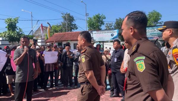 Kasus Segel PTSL Lamban, Ratusan Warga Sawoo Unjuk Rasa di Kejari Ponorogo