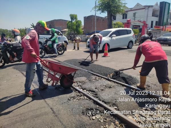 Pasca Laka Kereta Api, Pemkot Semarang Gerak Cepat Perbaiki Kerusakan Jalan di Perlintasan Rel