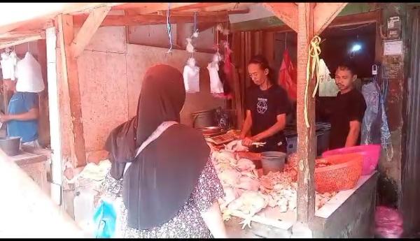 Pedagang dan Pembeli Ngeluh Harga Daging Ayam di Labuan Pandeglang Masih Mahal